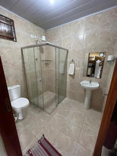 博尼托Eco Flat 314 - Hotel Fazenda Pedra do Rodeadoro的带淋浴、卫生间和盥洗盆的浴室
