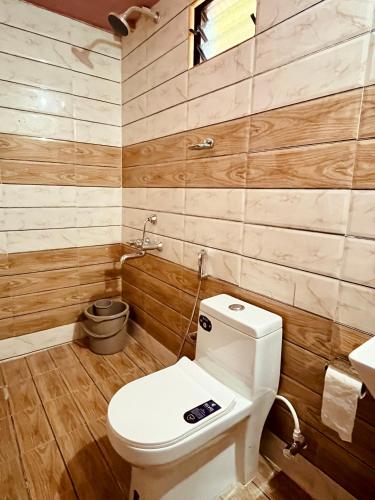 波戈马洛Stay In Woods的一间带卫生间和水槽的浴室