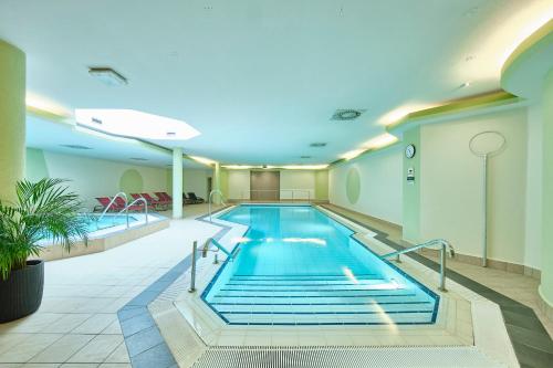 兰格劳塞霍夫斯特兰德酒店的医院室内的大型室内游泳池,医院大楼