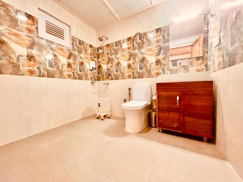 普卢坎Heaven of Tree Lodge的一间带卫生间和水槽的浴室