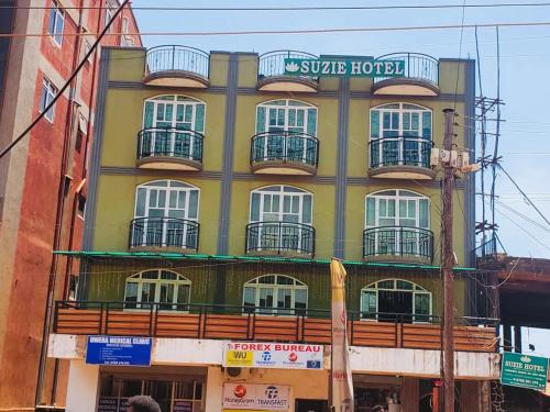 坎帕拉Suzie hotel Kampala hotel的旁边带阳台的建筑
