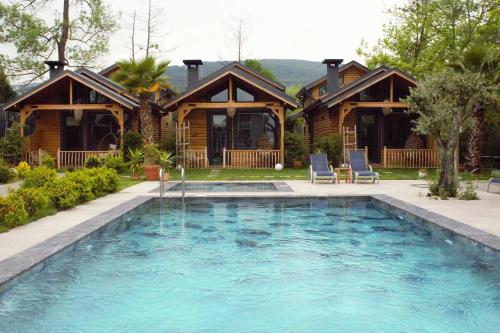 萨潘贾Gölevi Resort Sapanca的房屋前有游泳池的房子
