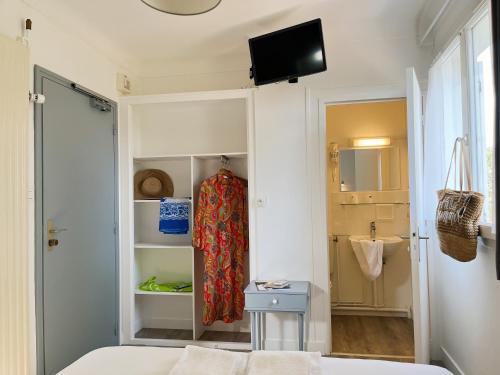 诺亚芒提亚埃斯佩兰萨的一间卧室配有一张床,墙上配有电视