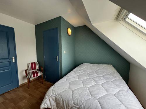LʼIsle-Saint-CastMaison Quartier de la Fresnaye 8 personnes的一间卧室配有一张床和一个楼梯间