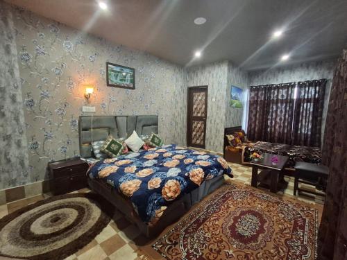 KanzalwanD’SHIEKHS RESORT GUREZ的一间卧室配有一张床和一张桌子