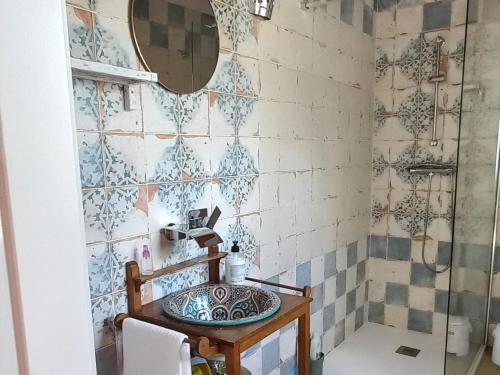 拜纳Guesthouse Jazmínes Mozárabes # WIFI的一间带水槽和镜子的浴室