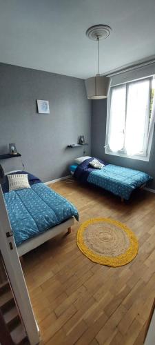 DrosnayChez Marie的一间卧室设有两张床和窗户。