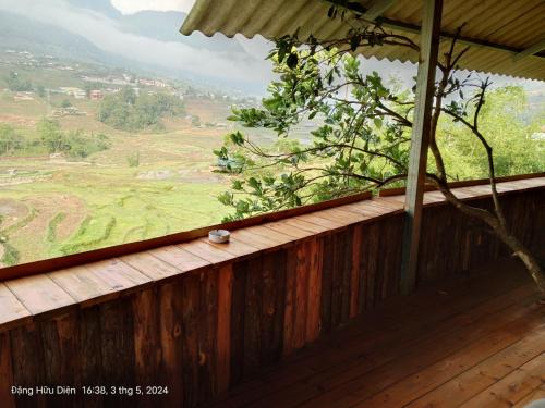 Sa PảSapa rice field view的享有山谷景致的木制阳台