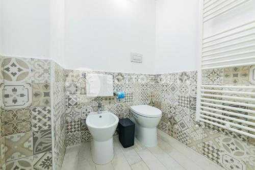 切萨雷奥港InCentro b&b的一间带卫生间和水槽的浴室