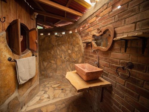 南圣胡安1 bedroom cabin, 3 blocks from beach and center of San Juan的砖墙内带木制水槽的浴室
