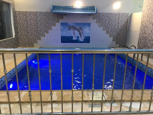 利雅德شاليهات رانديفو العاب مائية مع مسبح的大楼二楼的游泳池