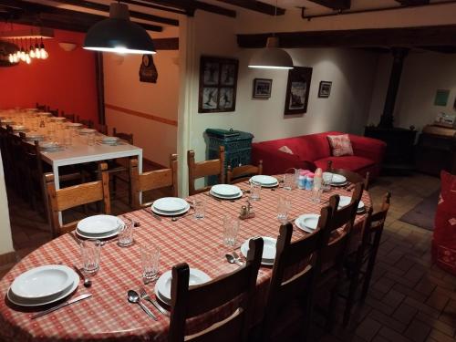 TaintruxDomaine de Marmonfosse的一间带桌椅和红色沙发的用餐室