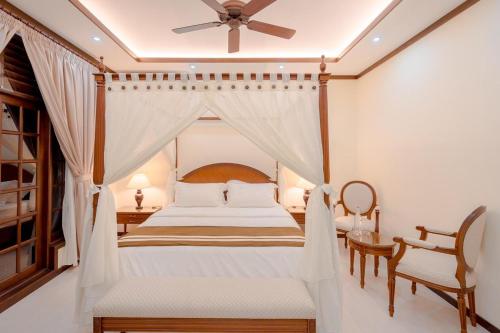 FuvahmulahAlafehi Retreat的一间卧室配有一张床和吊扇