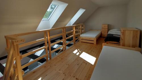 斯托尼拉斯奇Rezydencja Ostoja的带双层床的阁楼客房和一间卧室