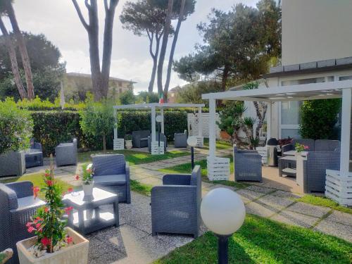 马里纳-迪-皮特拉桑塔MILANO的一个带蓝色椅子的庭院和一个凉亭