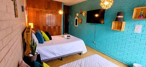 危地马拉Hostal de Lucca的一间卧室设有一张床和蓝色的墙壁