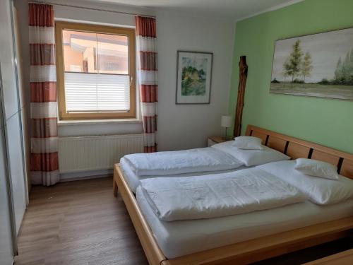 PinsdorfWohnung mit Charme in Pinsdorf的一间卧室设有两张床和窗户。