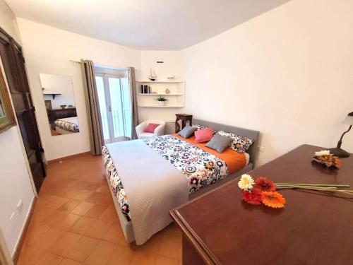 圣乔瓦尼·罗通多Art House Centro - Gargano的一间卧室配有一张大床和一张桌子
