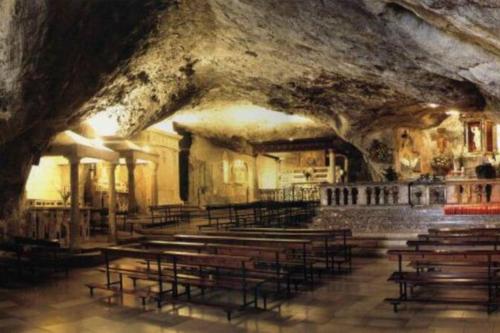 圣乔瓦尼·罗通多Art House Centro - Gargano的洞穴中带木凳的教堂