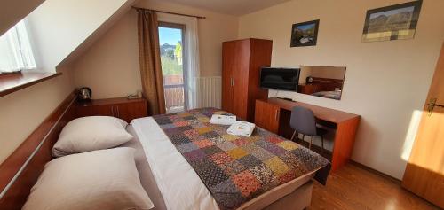 韦尔卡鲁穆尼卡比拉沃达旅馆的一间卧室配有一张床、一张书桌和一台电视
