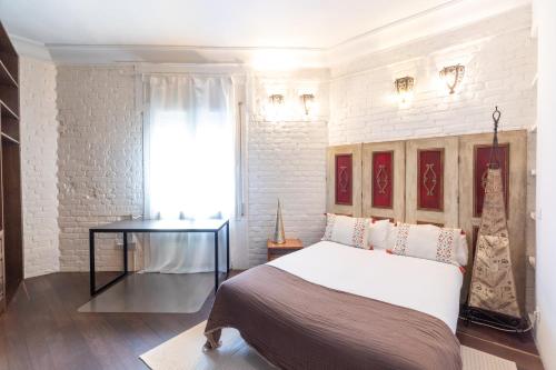 马德里Residencia Salamanca的一间卧室配有一张大床和一张桌子