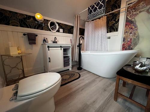 西塞德Starry Night Inn的带浴缸、卫生间和盥洗盆的浴室