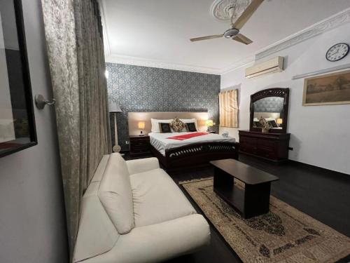 卡拉奇Heavenly Stays的客厅配有床和白色沙发