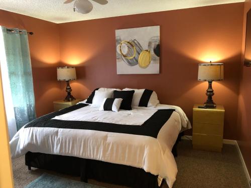 帕里斯SSS Guest Home的一间卧室配有一张大床和两盏灯。