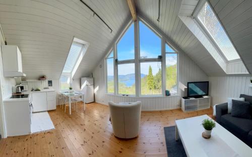 HjelmelandFjord road的客厅设有带大窗户的阁楼