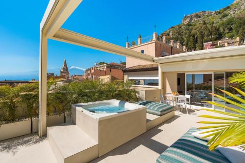 陶尔米纳Taormina Infinity Suites的房屋阳台的热水浴池