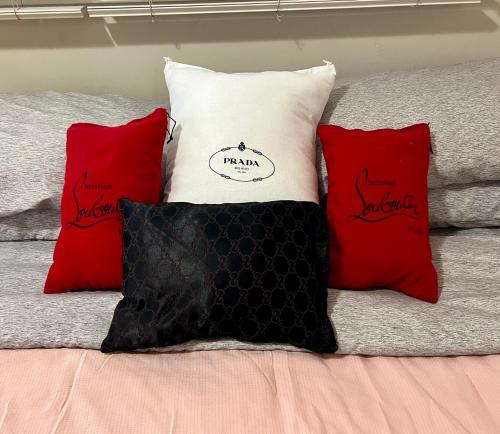芝加哥Couture Themed 3 Bedroom in Prime Spot with Patio, Parking, Fireplace, Pets Welcome的一组枕头坐在床上