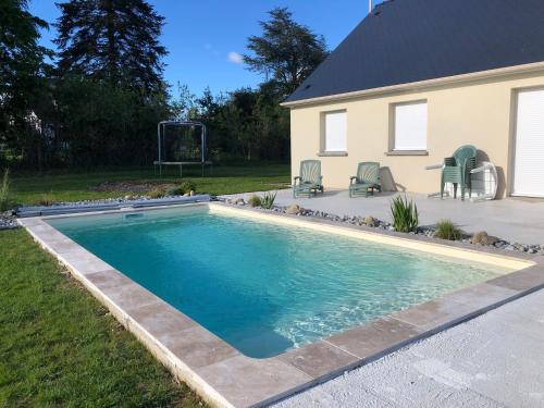 Garennes-sur-EureMaison les coquelicots的一座房子旁的院子内的游泳池