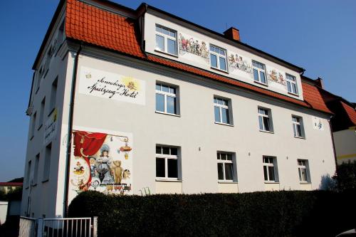 索内贝格索奈贝格斯皮尔酒店的白色的建筑,旁边是壁画