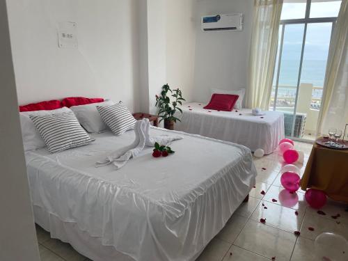 阿塔卡梅斯HOTEL PAL-MAR的配有2张床的客房,地板上配有粉红色气球