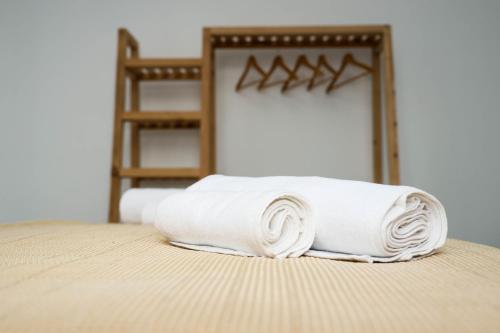 谢赫维蒂利Villa Capri-Kaprovani的床上的白色毛巾堆