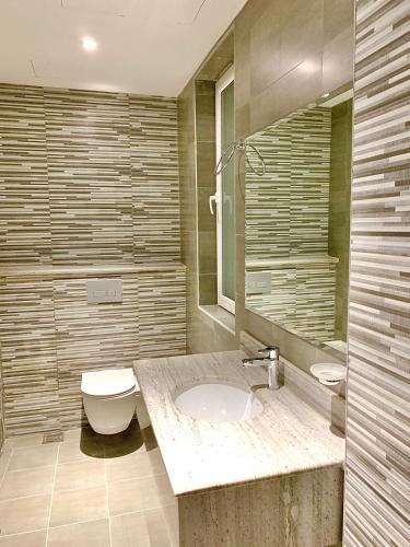 Ḩayl Āl ‘UmayrIveria Hotel Apartments的一间带水槽和卫生间的浴室