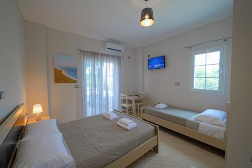卡萨米尔Hotel Deja Vu的一间卧室设有两张床和窗户。