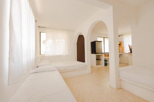 Monte GordoHotel Bungalows Marbella Costa Esmeralda的白色的客房配有两张床和电视。