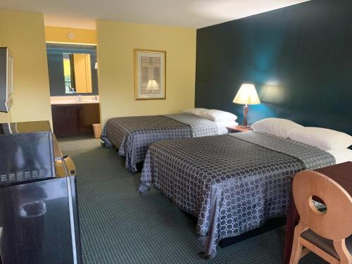 都柏林雷拉克丝套房汽车旅馆的酒店客房设有两张床和电视。