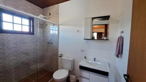 坎波斯杜若尔当Casa Sossego na Montanha的浴室配有卫生间、盥洗盆和淋浴。