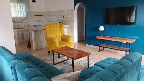 迪亚尼海滩Bedroom Diani Beach的客厅配有蓝色的沙发和桌子