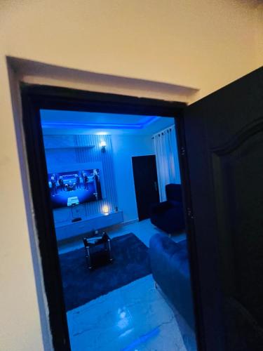 哈科特港Apartments by Dee的享有带蓝色客房的客厅的景色