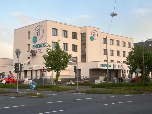 拉廷根Friends Hotel Düsseldorf-Airport Ratingen的街道拐角处的大建筑