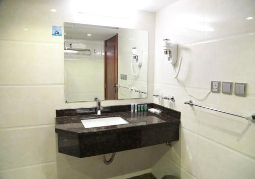 吉达Wow Hotel Jeddah的一间带水槽和大镜子的浴室