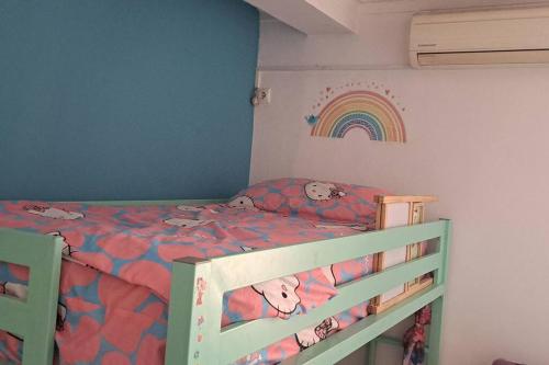 普拉亚Mendes Homestay - B&B In The Heart Of Praia Ext的卧室配有一张带彩虹的墙壁床