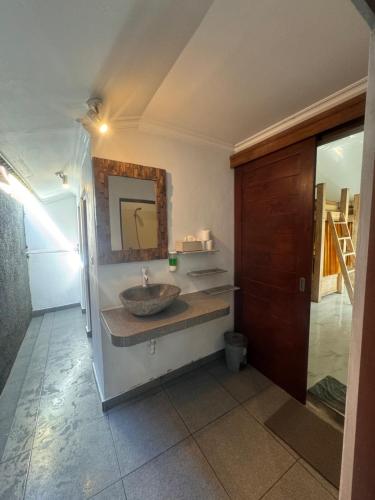 蓝梦岛Dream Beach Hostel Lembongan的一间带水槽和镜子的浴室