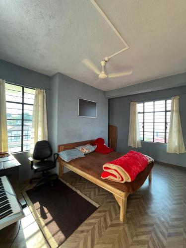 Kito Homestay的一间卧室配有一张床、一把椅子和窗户。