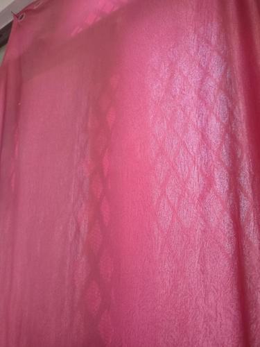 KālādhūngiRaj lalit Hotel的粉红色衬衫,上面有图案