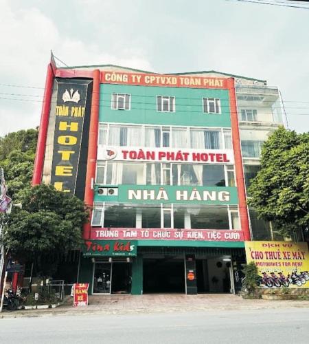 Bắc QuangToàn Phát Hotel的建筑的侧面有标志