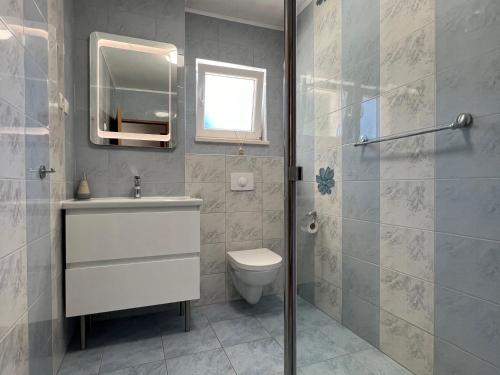 尼亚卢卡Villa Milina Korcula的一间带卫生间、水槽和镜子的浴室